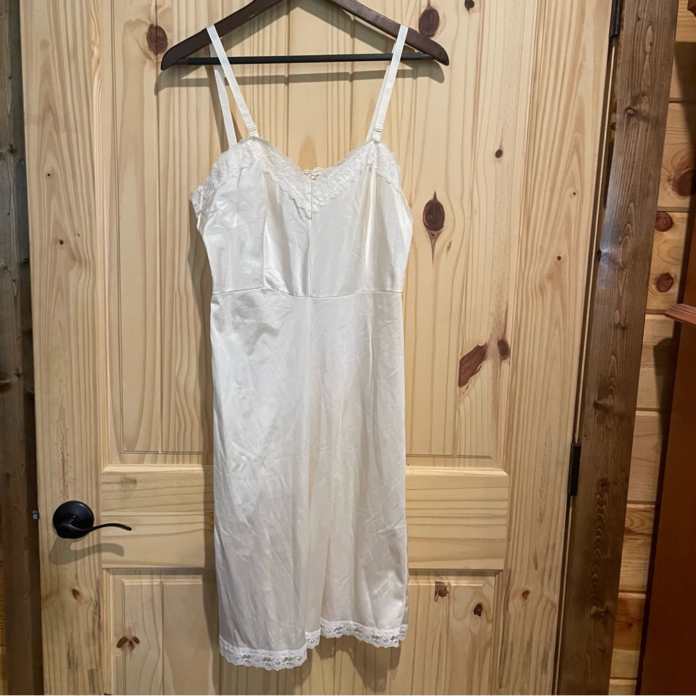 Vintage Dixie Belle White Lace Trim Full Slip Antron III Nylon Size 34 USA 77054